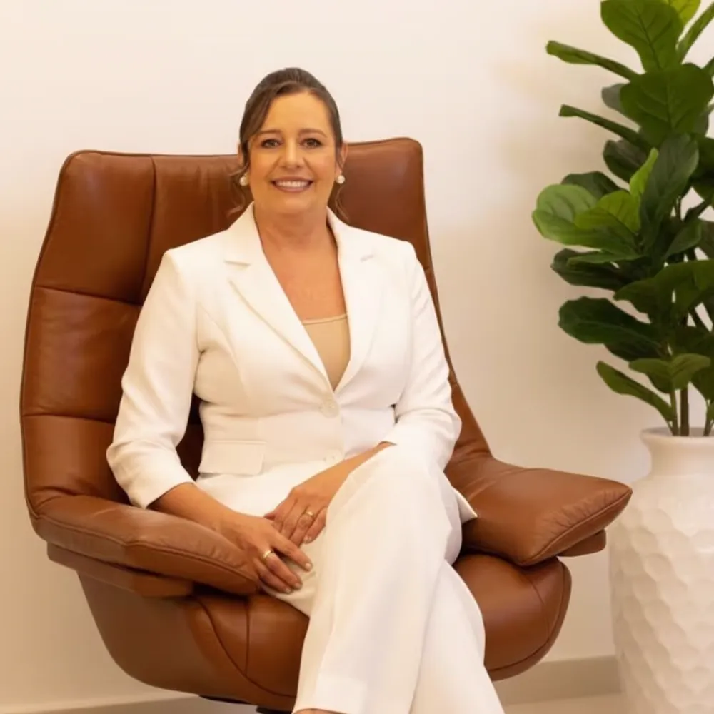 Giovanna Goes, psicóloga e coordenadora clínica do Instituto Pensare, sentada em poltrona de couro